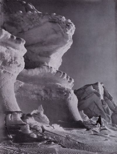 Slottsbergs isbastioner (s/v foto) av Herbert Ponting