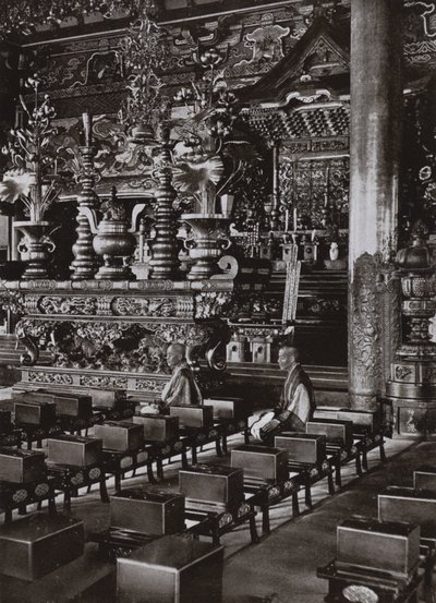 Interiör av ett buddhistiskt tempel (s/v foto) av Herbert Ponting