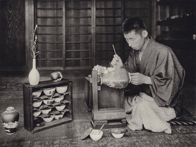 Japan på 1920-talet: Måla porslin (s/v foto) av Herbert Ponting