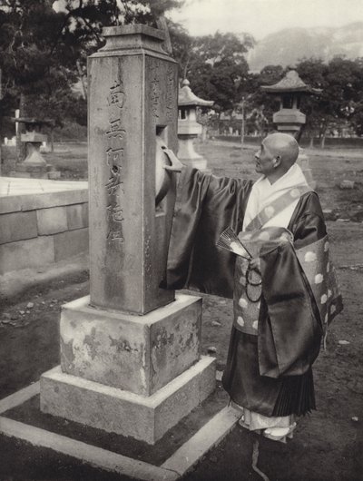 Japan på 1920-talet: Bönhjul och buddhistisk präst (s/v foto) av Herbert Ponting