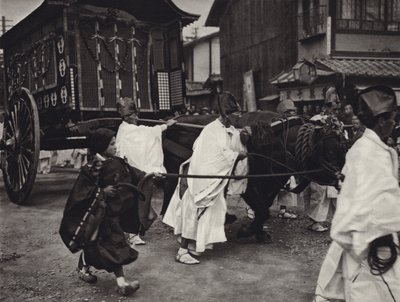 Japan på 1920-talet: Shintoistisk begravning av en person av hög rang (s/v foto) av Herbert Ponting