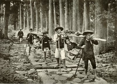 Japanska damer som går till helgedomarna, Nikko, 1910. av Herbert Ponting
