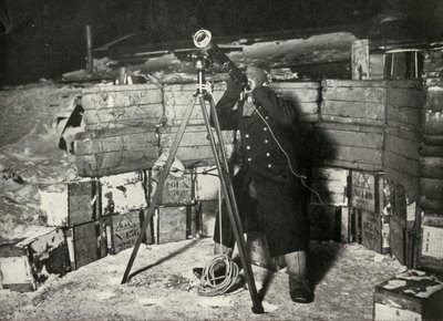 Lieut. Evans observerar en ockultation av Jupiter, 8 juni 1911, 1913 av Herbert Ponting