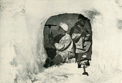 Lieut. Evans och Nelson skär en grotta för kylförvaring, 12 januari 1911, 1913 av Herbert Ponting