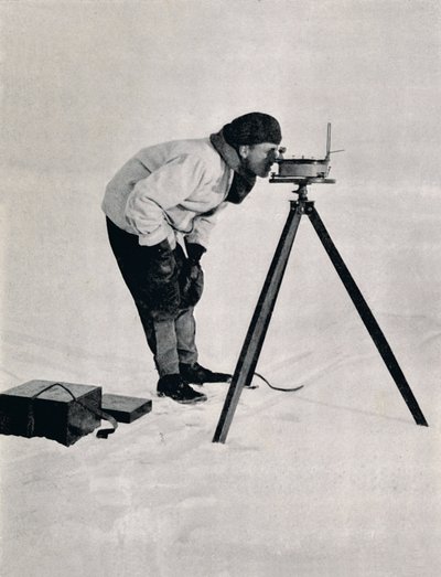 Lieut. Pennell med en prismatisk kompass, december 1910, 1913 av Herbert Ponting
