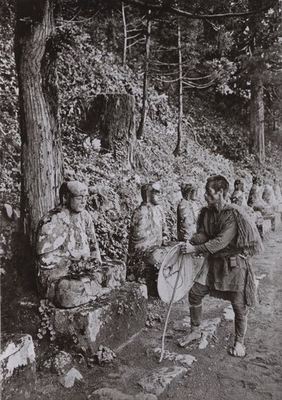 Meditation, en studie vid Gamman-ga-Fuchi, Nikko (s/v foto) av Herbert Ponting