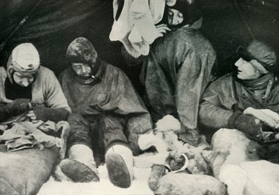 Medlemmar av Polarpartiet kommer i sina sovsäckar, c1911, 1913. av Herbert Ponting