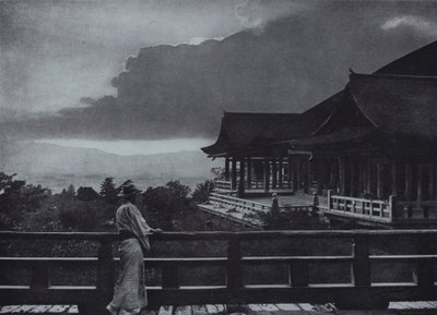 Moni ght at Kiyomizudera (b/w p hot) av Herbert Ponting