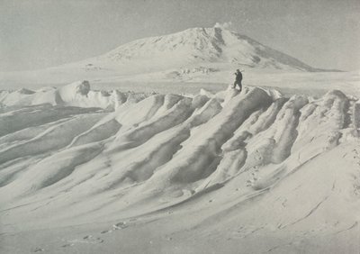 Mount Erebus över ett vattenslitet isberg, oktober 1911, 1913 av Herbert Ponting