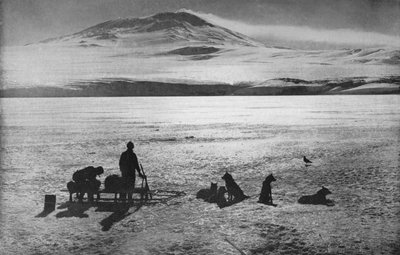 Mount Erebus visar tecken på aktivitet, c1910, 1928 av Herbert Ponting