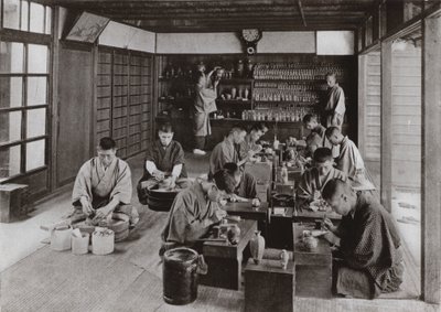 Namikawas arbetsrum och personal (s/v foto) av Herbert Ponting