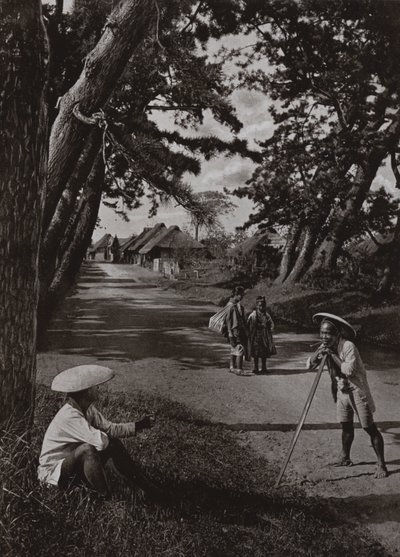 På den gamla Tokaido (s/v foto) av Herbert Ponting