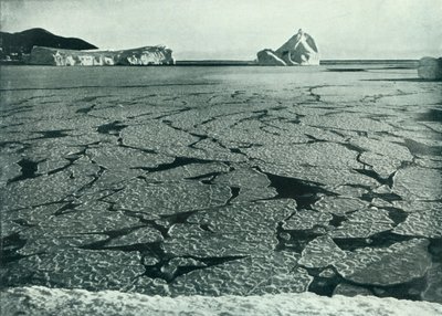 Pannkaksis som formas till isflak utanför Cape Evans, c19101913, 1913. av Herbert Ponting