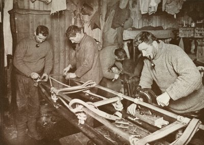 Förbereder slädar för Polar Journey Crean, Forde, Lashly, P.O. Evans, c1911, 1913. av Herbert Ponting