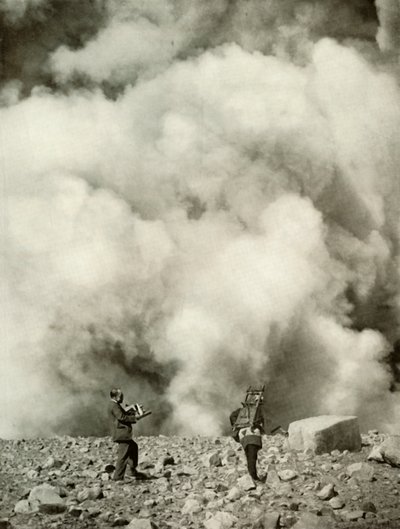 Rök och ånga stiger upp från Asamaskratern efter explosionen, 1910. av Herbert Ponting