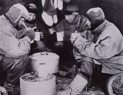 "Den kvällen åt de julmat" (s/v bild) av Herbert Ponting