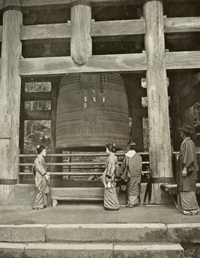 Den stora klockan vid Chio-In-templet, 1910. av Herbert Ponting