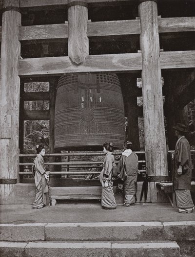 The Great Bell at Chio-in Temple (s/v foto) av Herbert Ponting