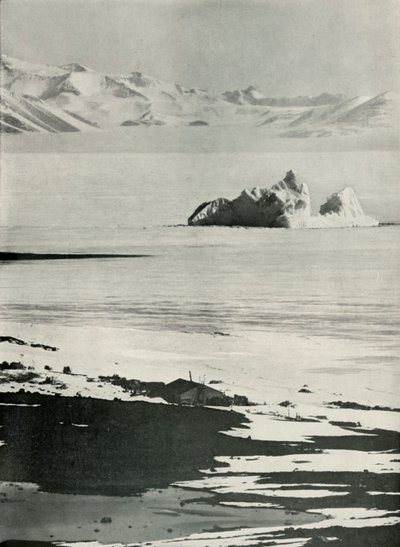 Kojan och västra bergen från toppen av rampen, c19101913, 1913. av Herbert Ponting