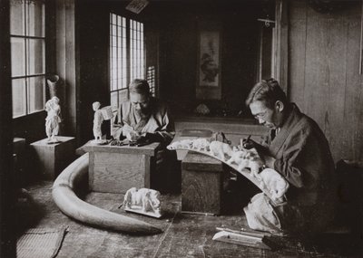 The Ivory Carvers (s/v foto) av Herbert Ponting