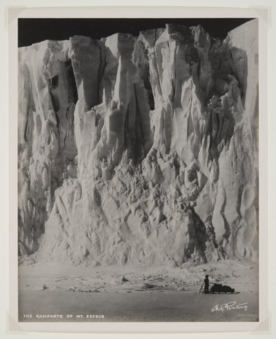 Ramparts of Mount Erebus, (bromidtryck) av Herbert Ponting