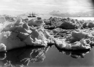 Terra Nova i McMurdo Sound, Antarktis, 1911 av Herbert Ponting