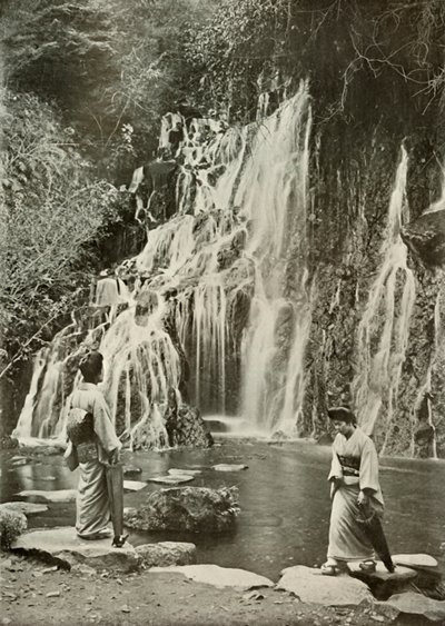 Vattenfallet av fallande juveler vid Yumoto, 1910. av Herbert Ponting