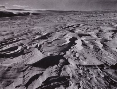 "De stora vågorna av frusen snö som kastas upp av vinden" (s/v foto) av Herbert Ponting