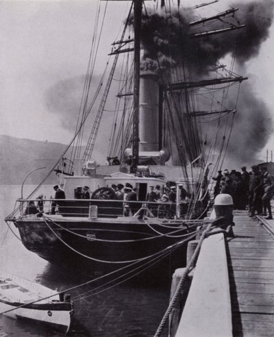 "Det lilla skeppet lämnade Port Chalmers på den sista etappen av sin resa" (s/v foto) av Herbert Ponting
