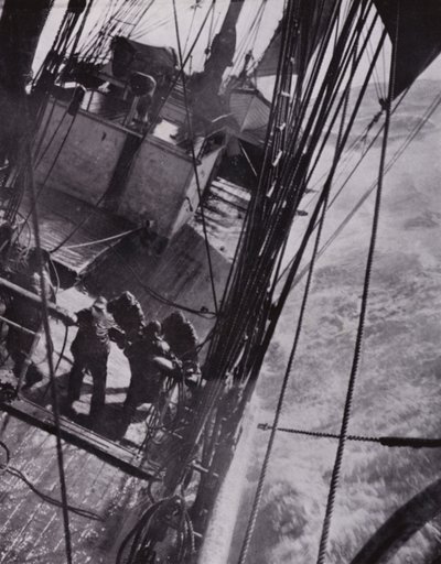 "Skeppet hävde och spände och föll som en kork" (s/v foto) av Herbert Ponting