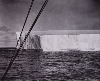 "De såg sitt första isberg" (s/v foto) av Herbert Ponting
