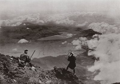 Two Miles above the Clouds, "Three-Days-Moon" Lake från toppen av Fuji (s/v foto) av Herbert Ponting