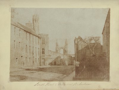 East End av South Street, St. Andrews, med katedralruinerna i fjärran. av Hill and Adamson