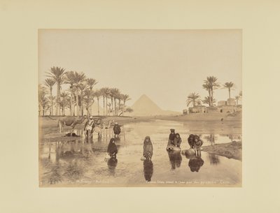 Kvinnor, Fellahs, hämtar vatten nära pyramiderna, Kairo av Hippolyte Arnoux
