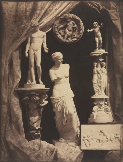 Stilleben med statyer och draperier av Hippolyte Bayard