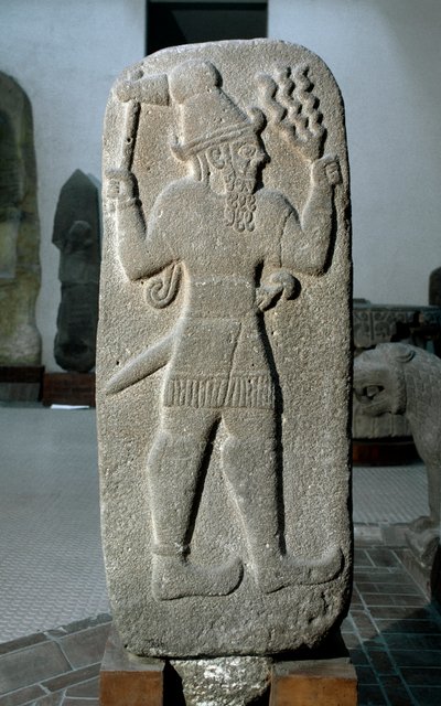 Hettitisk civilisation: stele i basalt av Tempetens gud. Empire neo hitite. 9:e århundradet f.Kr. från Babylon. Dämpa. 141 cm arkeologiska museet i Istanbul av Hittite