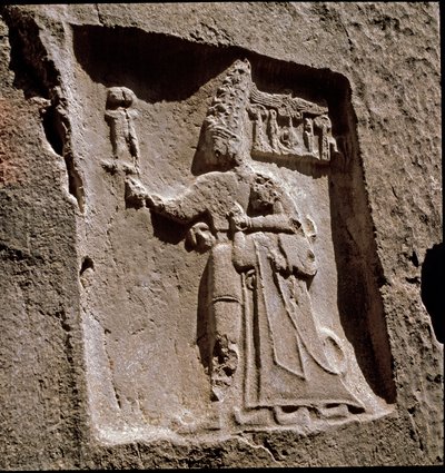 Kung Tudhaliya skyddar av en gudomlig (Lågrelief. omkring 1250-1220 f.Kr.) av Hittite