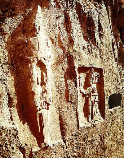 Svärdguden och Tudhaliya IV omfamnade av en Gud av Hittite