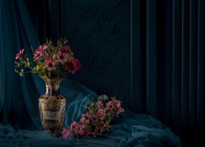 Eleganta blommor i guldvas av Homeira moazami