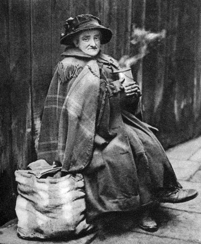 Gammal kvinna, baksidan av Fleet Street, London, 1926-1927 av Hoppe