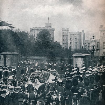 Kung Edward VII:s likbil dras in på området vid Windsor Castle, 1910 1911 av Horace Walter Nicholls