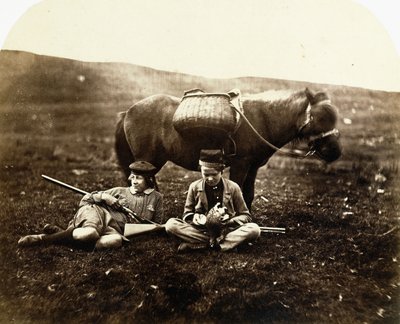 Charlie och Peel Ross med häst efter en jakt, ca 1856-1859 av Horatio Ross