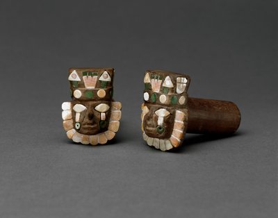 Ett par öronproppar med mänskliga huvuden, Middle Horizon, 600-1000 (trä med sten- och skalinlägg) av Huari Culture Huari Culture