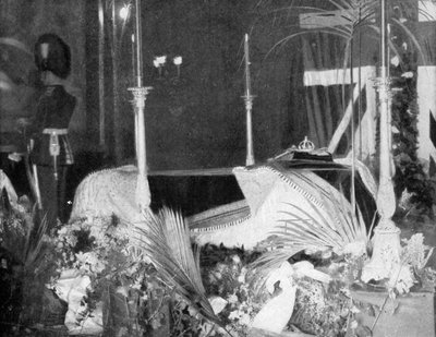 Drottning Victoria ligger i staten i Osborne House, 1901. av Hughes and Mullins