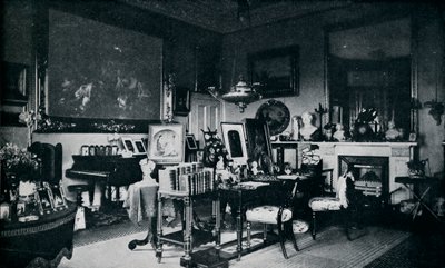Drottningens privata vardagsrum i Osborne, c1899, 1901 av Hughes and Mullins