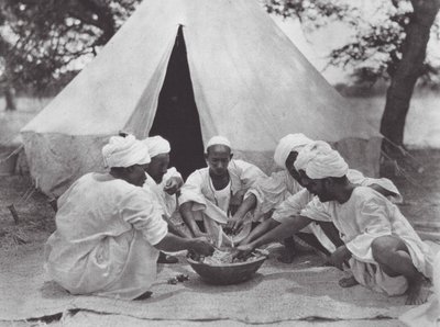 Afrika: Arabiska sjömän vid en måltid (svartvitt foto) av Hugo Adolf Bernatzik