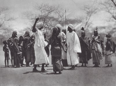 Afrika: Aulad Hamid dans (svartvitt foto) av Hugo Adolf Bernatzik