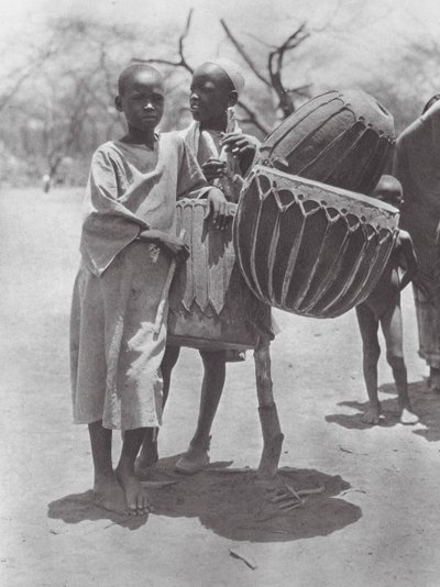 Afrika: Aulad Hamid trummor (svartvitt foto) av Hugo Adolf Bernatzik