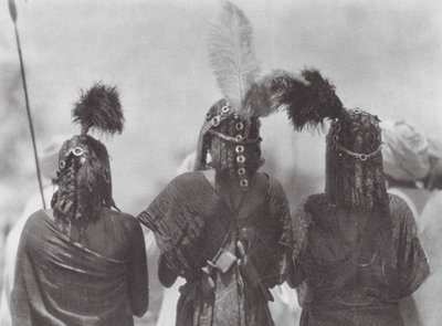 Afrika: Aulad Hamid huvudbonad (svartvitt foto) av Hugo Adolf Bernatzik