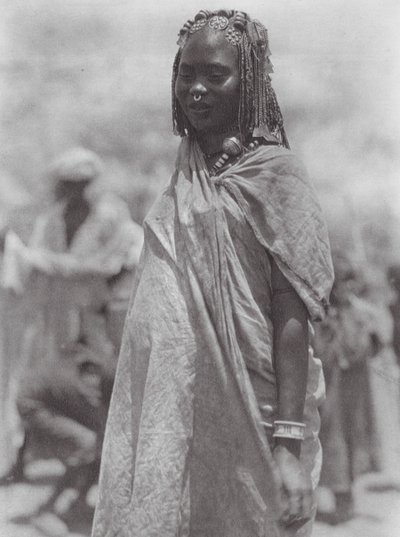 Afrika: Aulad Hamid silver- och bärnstenssmycke (s/v-foto) av Hugo Adolf Bernatzik